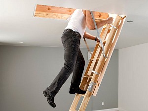 Wewnętrzne schody na strych: Przemyślana przestrzeń dla Twojego domu