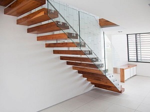 Dlaczego zabezpieczanie drewnianych schodów jest tak niezwykle istotne?